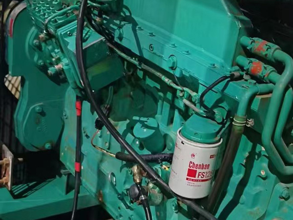 容县如何确定新的发电机组控制系统是否与原系统兼容？