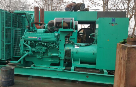 容县发电机组如何判断水冷式机油散热器内部是否需要清洗？